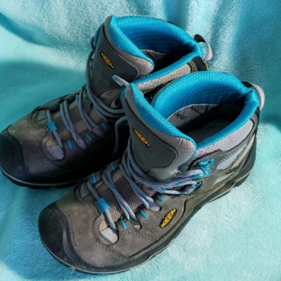 KEEN HIKING BOOTS (8.5) - Picture 3 of 4